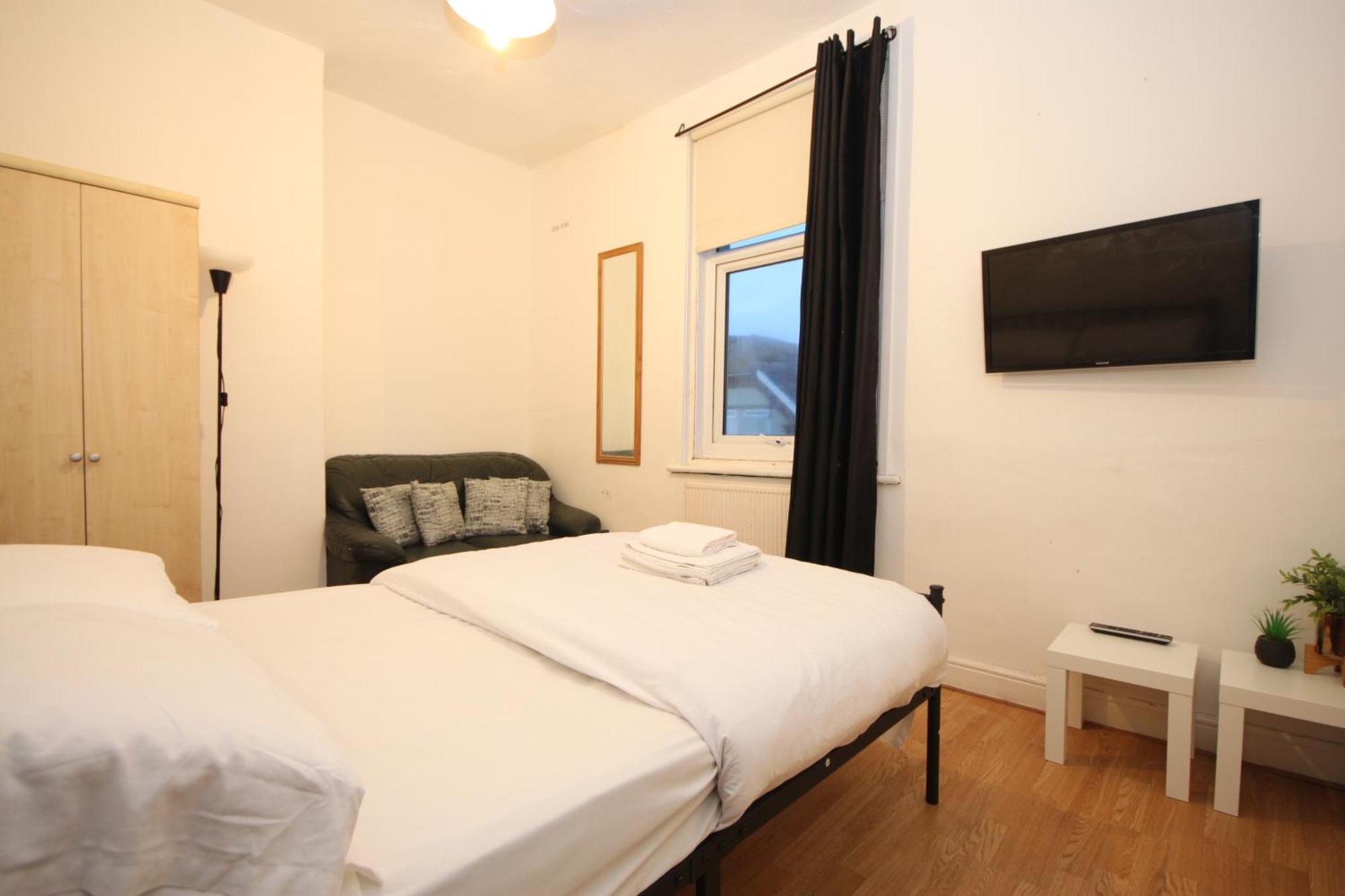 בלקפול Barton Seaview, Self Catering Studio Apartments, Promenade & Central Beach Location, Families, Couples Or 23 Years Plus Only, Free Parking מראה חיצוני תמונה