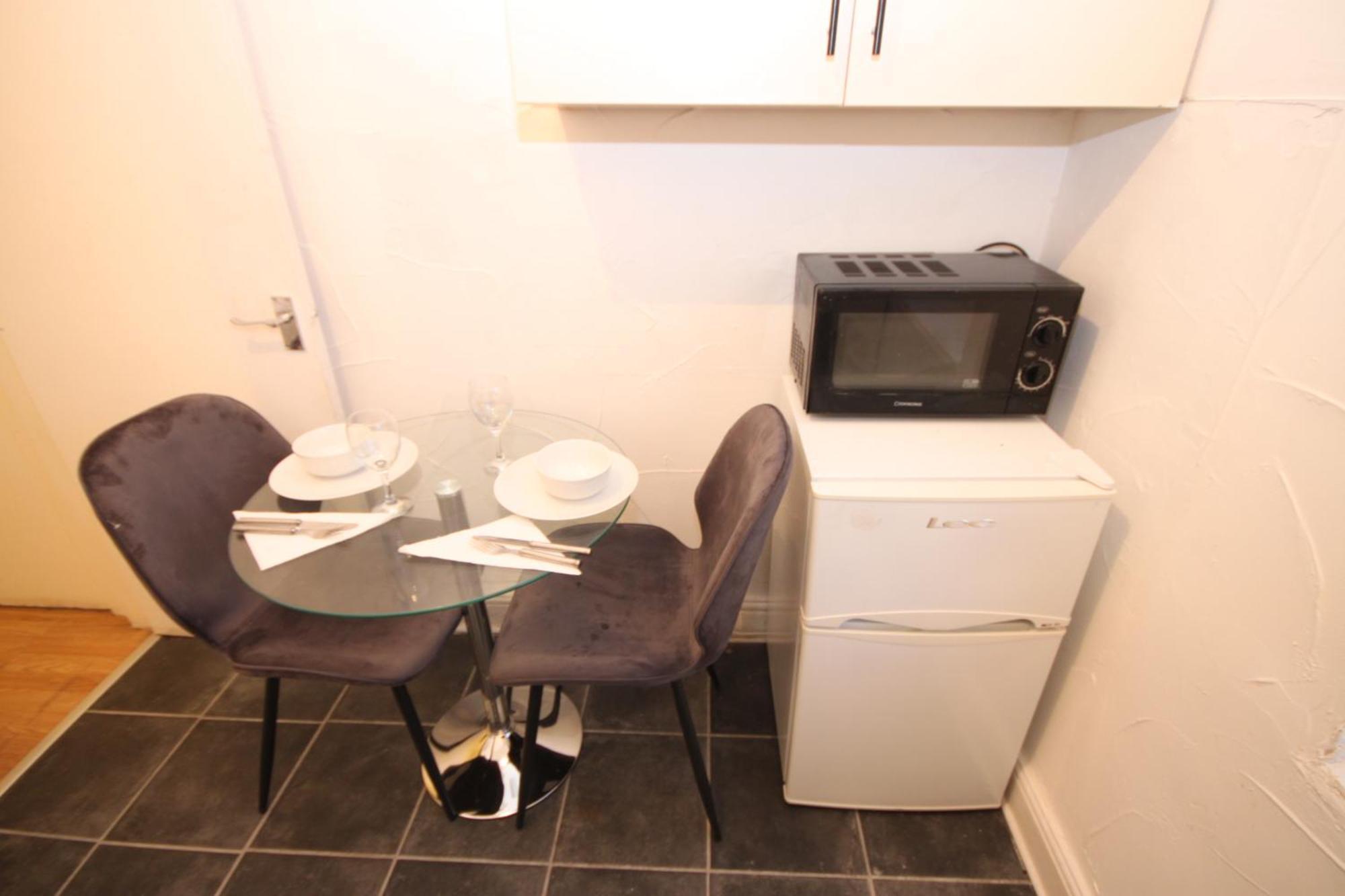 בלקפול Barton Seaview, Self Catering Studio Apartments, Promenade & Central Beach Location, Families, Couples Or 23 Years Plus Only, Free Parking חדר תמונה
