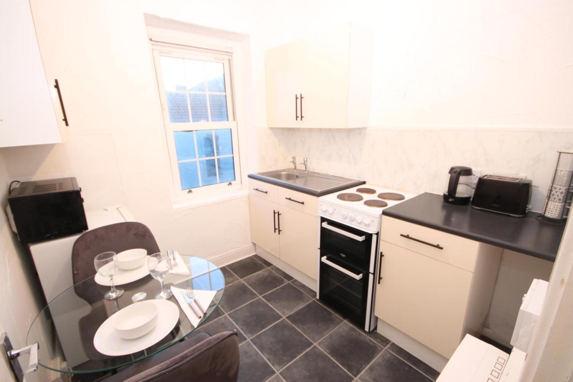 בלקפול Barton Seaview, Self Catering Studio Apartments, Promenade & Central Beach Location, Families, Couples Or 23 Years Plus Only, Free Parking מראה חיצוני תמונה