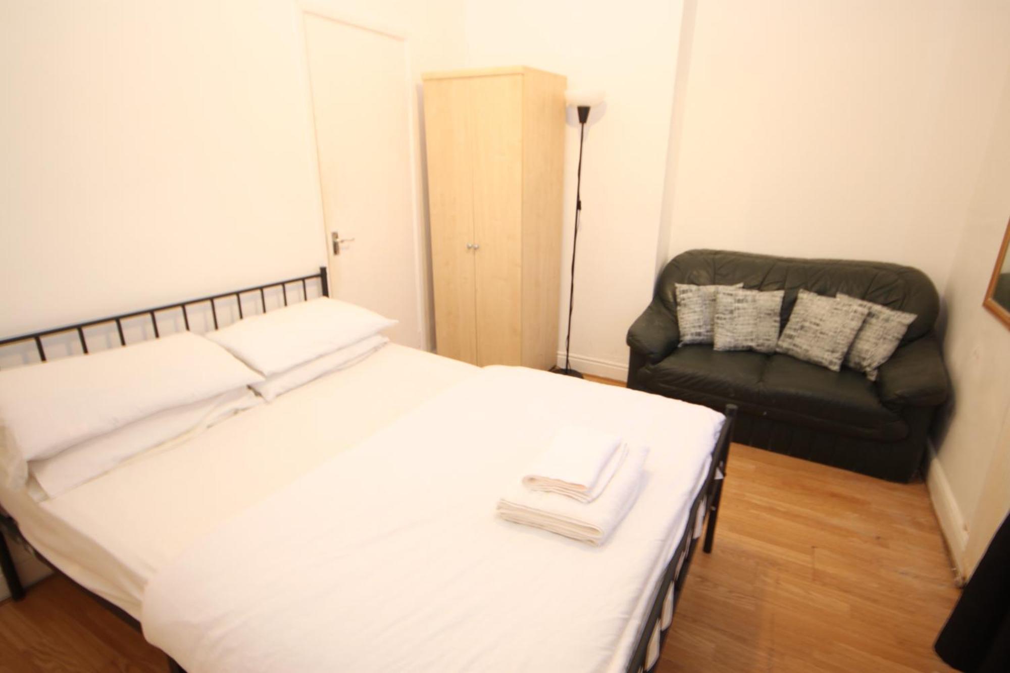 בלקפול Barton Seaview, Self Catering Studio Apartments, Promenade & Central Beach Location, Families, Couples Or 23 Years Plus Only, Free Parking מראה חיצוני תמונה