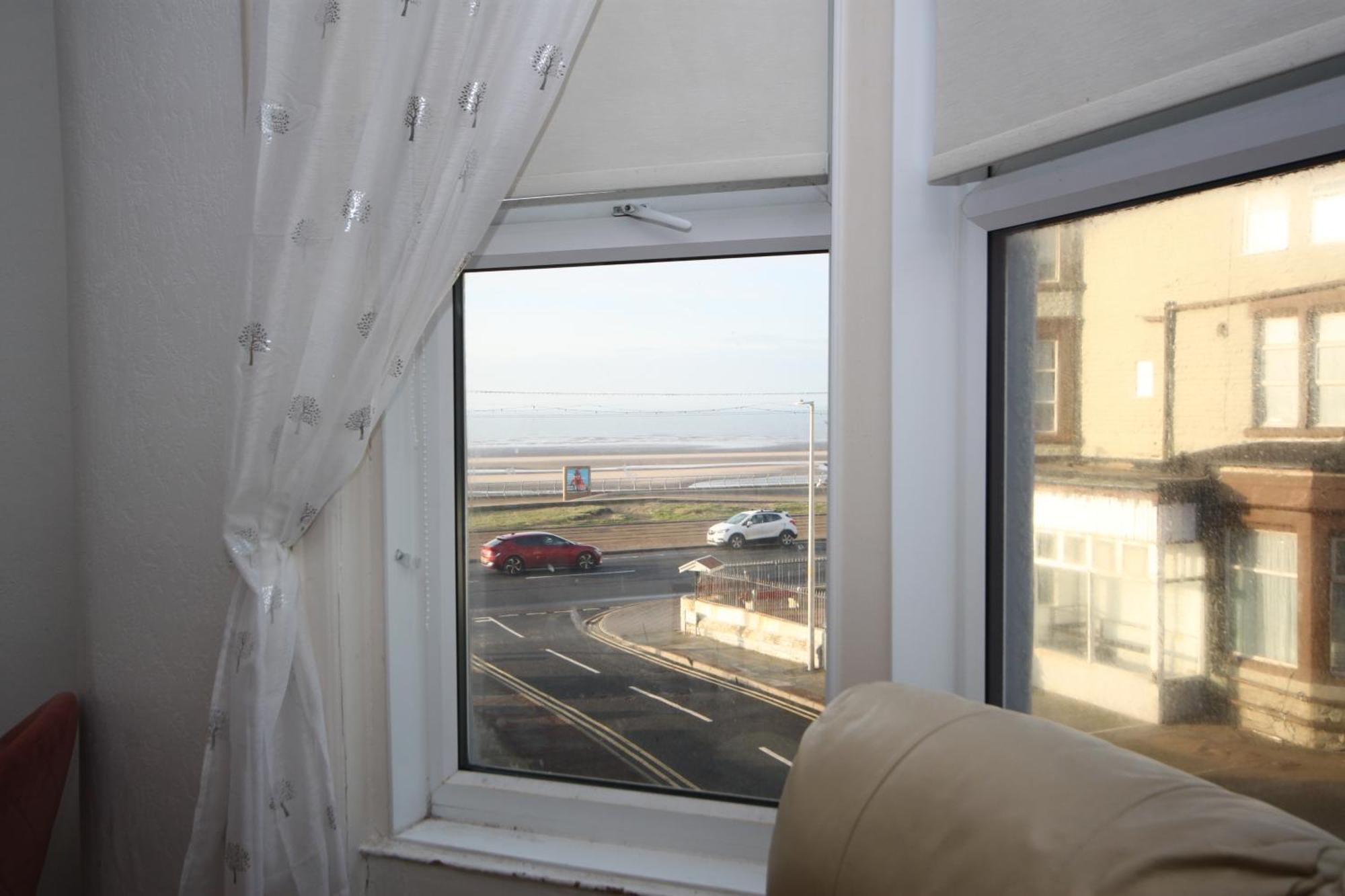 בלקפול Barton Seaview, Self Catering Studio Apartments, Promenade & Central Beach Location, Families, Couples Or 23 Years Plus Only, Free Parking מראה חיצוני תמונה