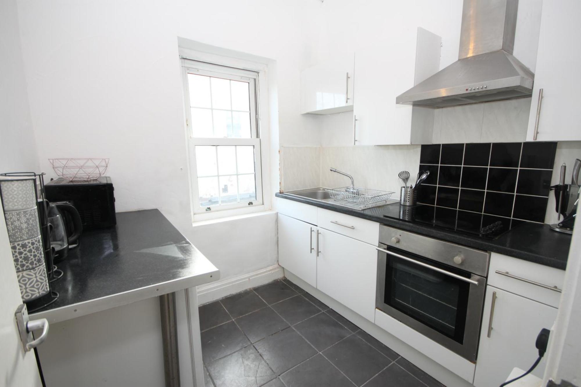 בלקפול Barton Seaview, Self Catering Studio Apartments, Promenade & Central Beach Location, Families, Couples Or 23 Years Plus Only, Free Parking חדר תמונה