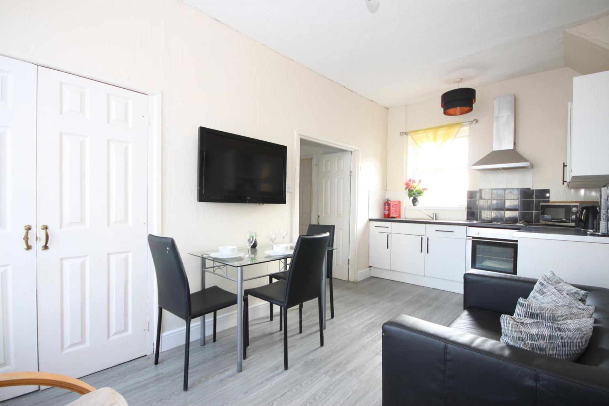 בלקפול Barton Seaview, Self Catering Studio Apartments, Promenade & Central Beach Location, Families, Couples Or 23 Years Plus Only, Free Parking מראה חיצוני תמונה