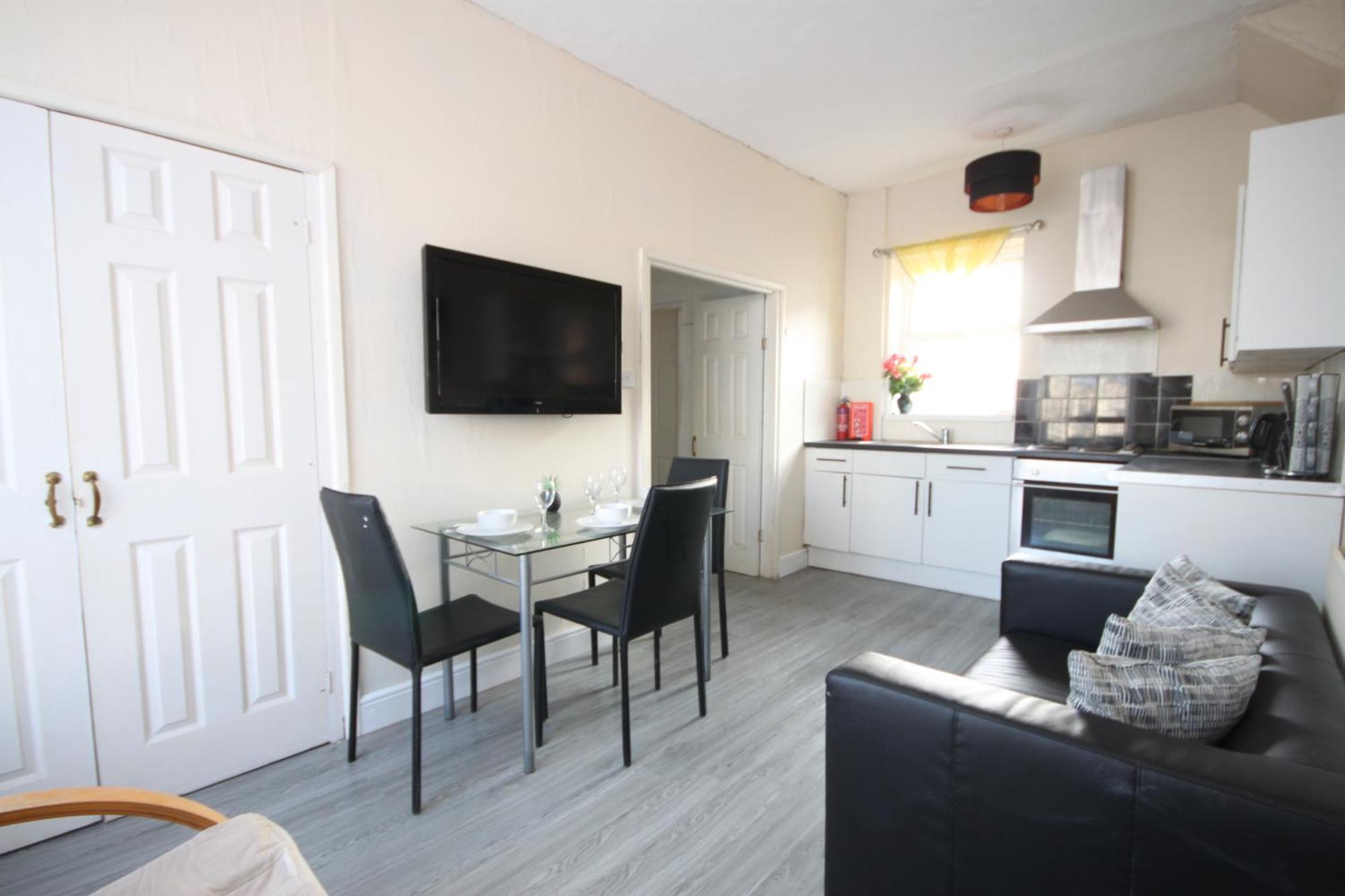 בלקפול Barton Seaview, Self Catering Studio Apartments, Promenade & Central Beach Location, Families, Couples Or 23 Years Plus Only, Free Parking מראה חיצוני תמונה