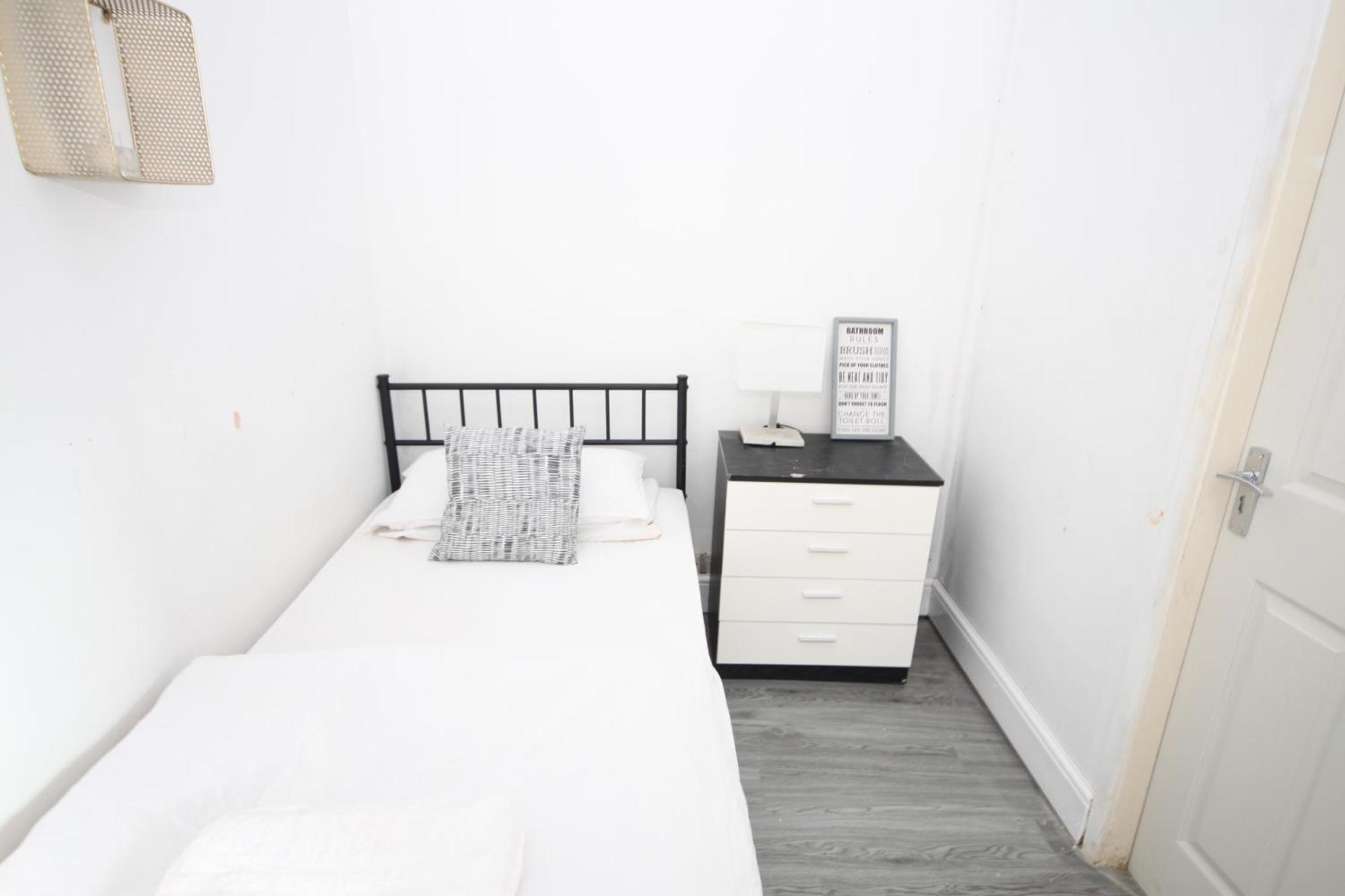 בלקפול Barton Seaview, Self Catering Studio Apartments, Promenade & Central Beach Location, Families, Couples Or 23 Years Plus Only, Free Parking חדר תמונה