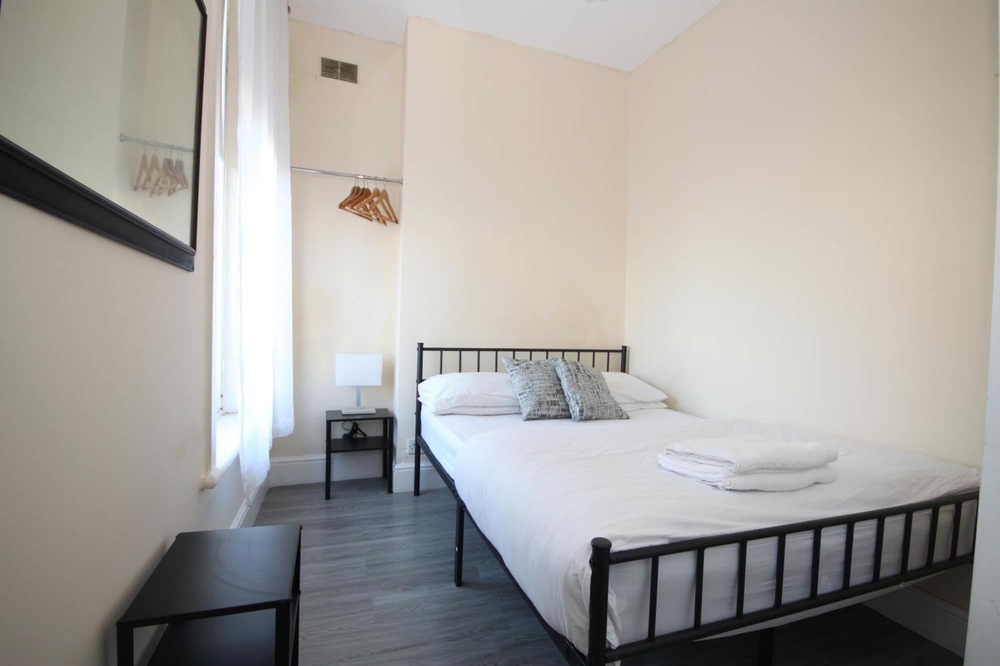 בלקפול Barton Seaview, Self Catering Studio Apartments, Promenade & Central Beach Location, Families, Couples Or 23 Years Plus Only, Free Parking חדר תמונה