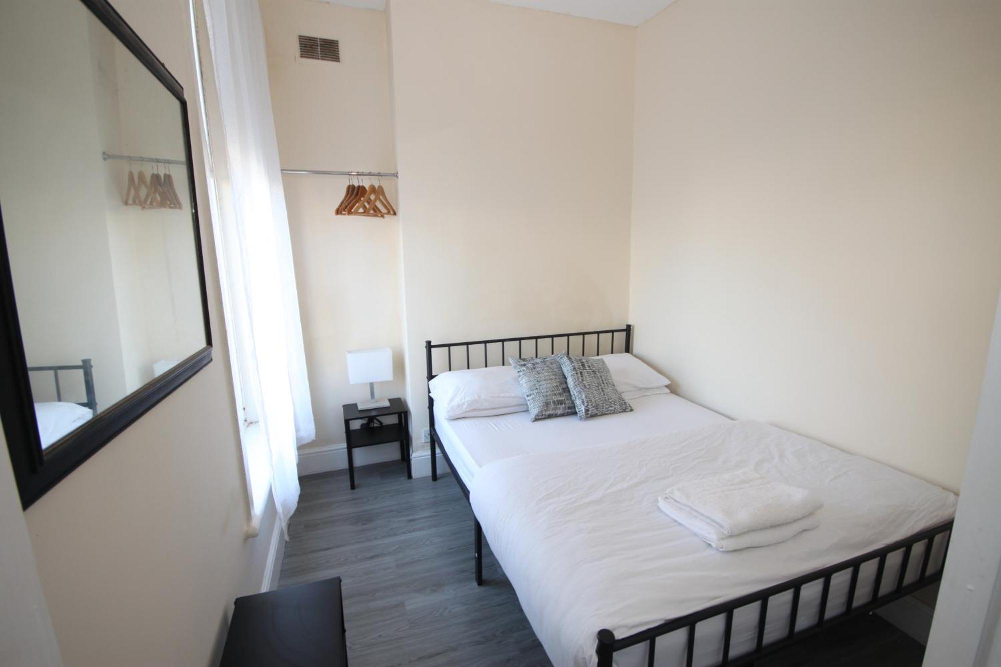 בלקפול Barton Seaview, Self Catering Studio Apartments, Promenade & Central Beach Location, Families, Couples Or 23 Years Plus Only, Free Parking מראה חיצוני תמונה