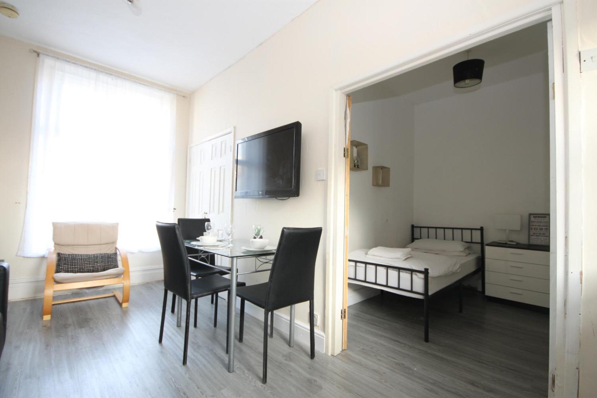 בלקפול Barton Seaview, Self Catering Studio Apartments, Promenade & Central Beach Location, Families, Couples Or 23 Years Plus Only, Free Parking מראה חיצוני תמונה